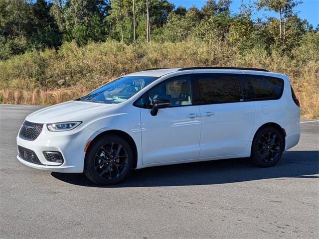 new 2024 Chrysler Pacifica car, priced at $40,058