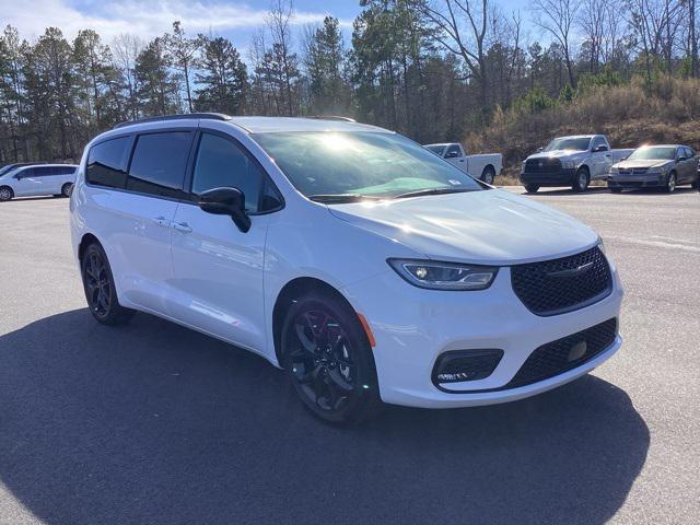 new 2024 Chrysler Pacifica car, priced at $39,998