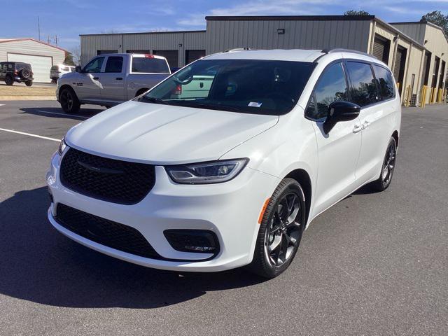 new 2024 Chrysler Pacifica car, priced at $39,998