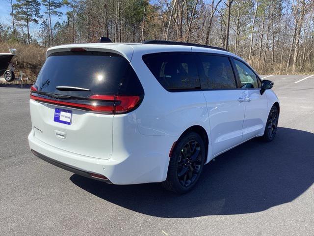 new 2024 Chrysler Pacifica car, priced at $39,998