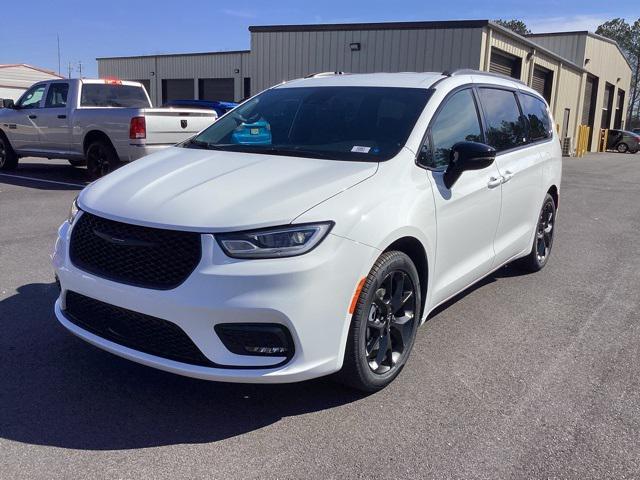 new 2024 Chrysler Pacifica car, priced at $39,998