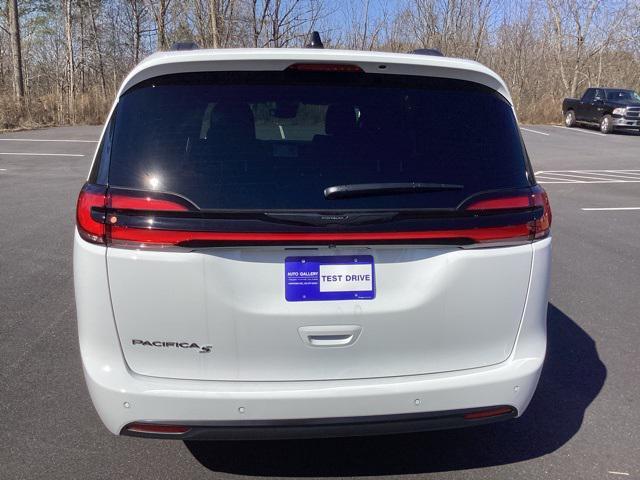 new 2024 Chrysler Pacifica car, priced at $39,998