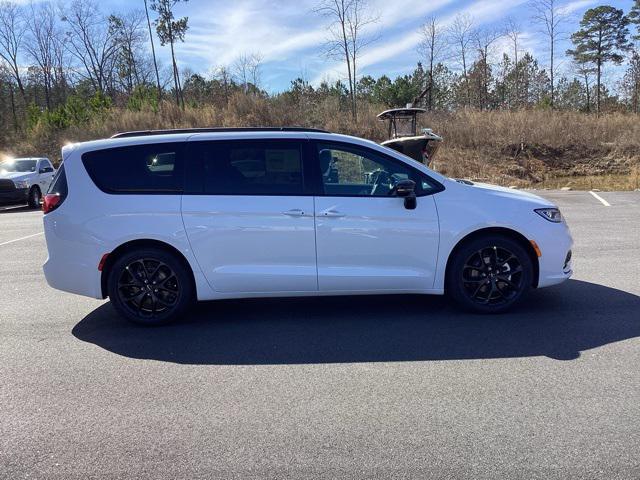 new 2024 Chrysler Pacifica car, priced at $39,998