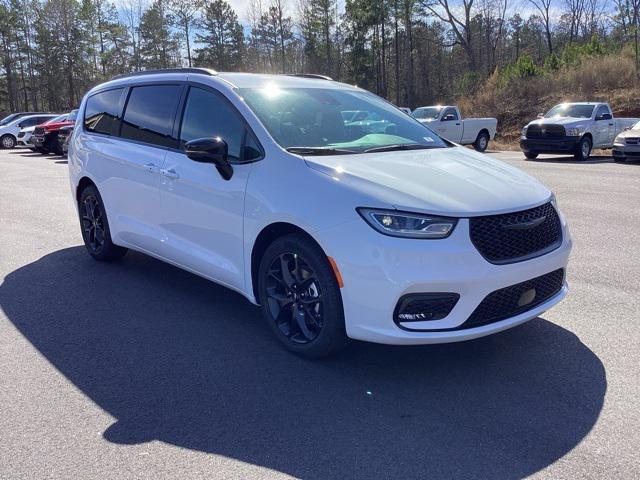 new 2024 Chrysler Pacifica car, priced at $39,998