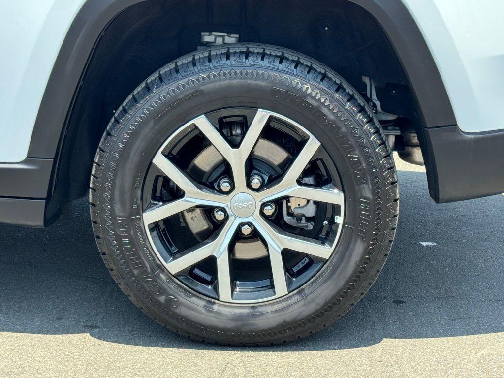 used 2024 Jeep Grand Cherokee car, priced at $30,229