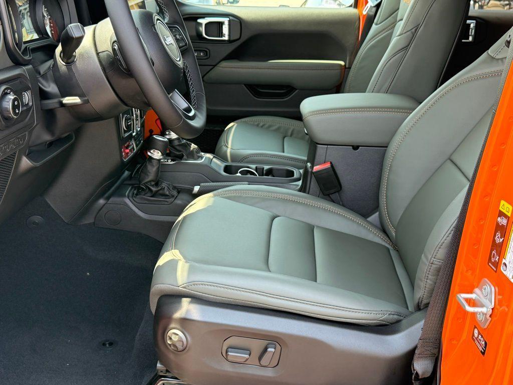 new 2025 Jeep Gladiator car, priced at $53,076