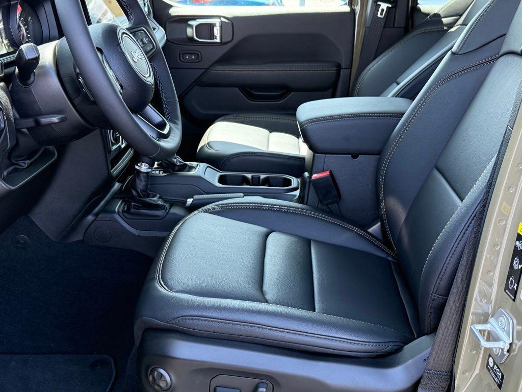 new 2025 Jeep Gladiator car, priced at $45,183