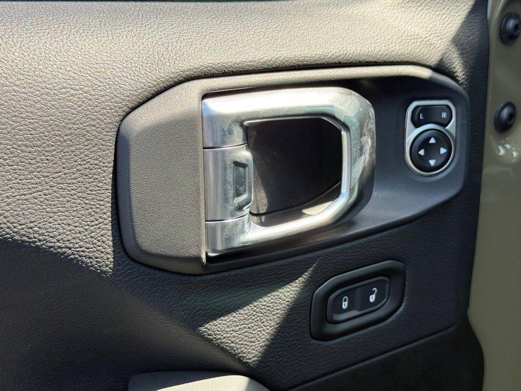 new 2025 Jeep Gladiator car, priced at $45,183