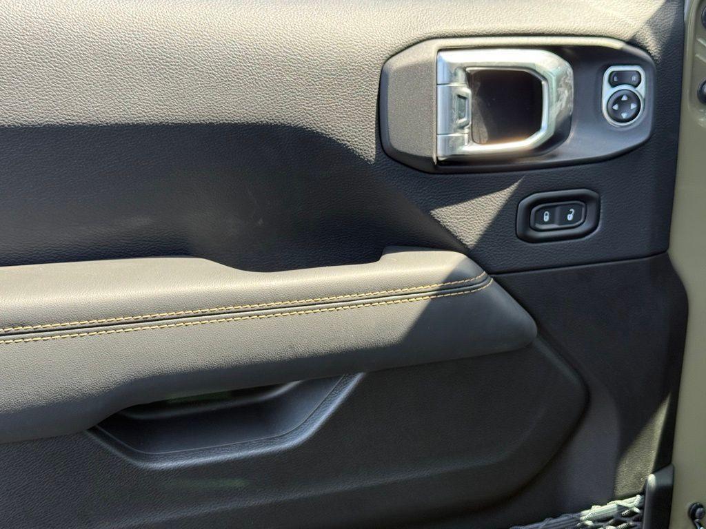 new 2025 Jeep Gladiator car, priced at $45,183