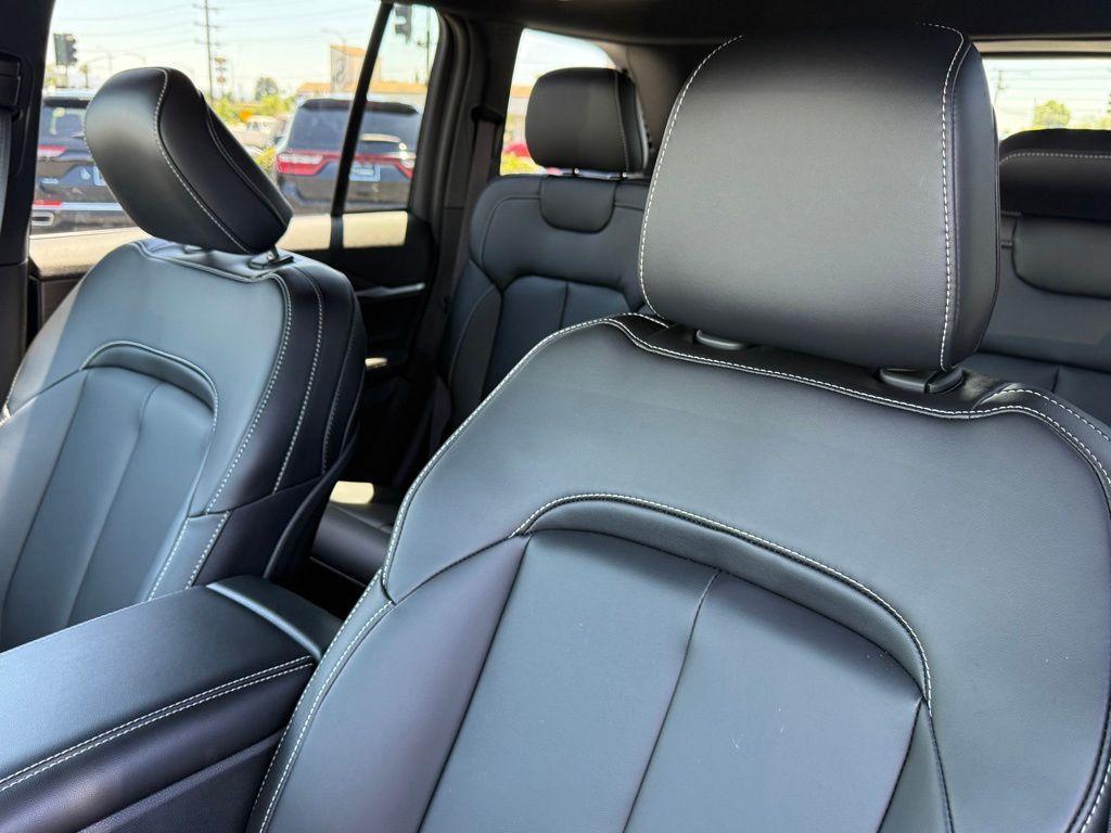 new 2025 Jeep Grand Cherokee car, priced at $40,912