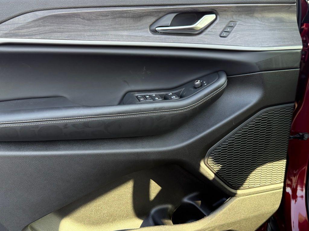 new 2025 Jeep Grand Cherokee L car, priced at $42,552