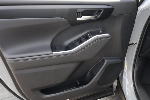 new 2025 Toyota Highlander car, priced at $50,332