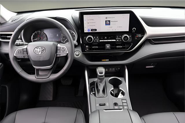 used 2025 Toyota Highlander car, priced at $46,771