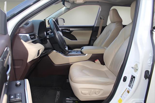 used 2020 Toyota Highlander Hybrid car, priced at $28,883