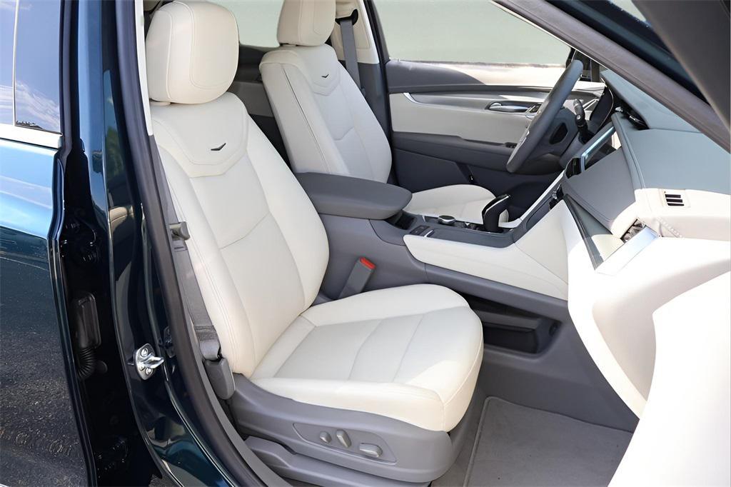 new 2025 Cadillac XT5 car, priced at $53,415