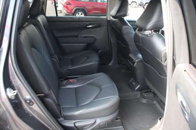 used 2022 Toyota Highlander car, priced at $34,882