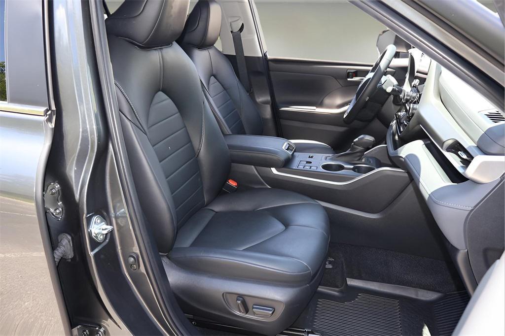 used 2023 Toyota Highlander Hybrid car, priced at $40,151