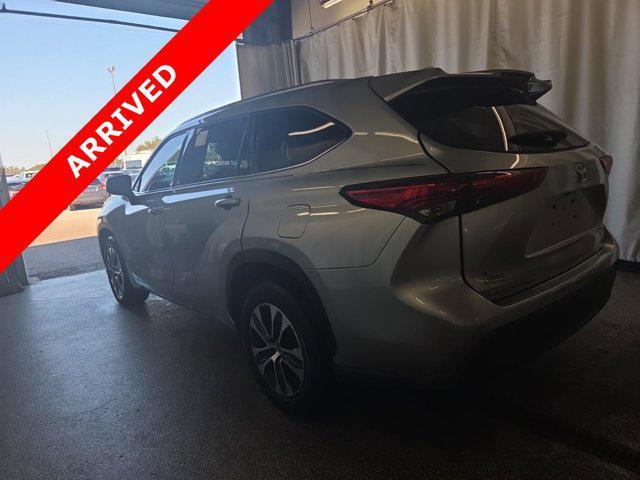 used 2021 Toyota Highlander car, priced at $21,600