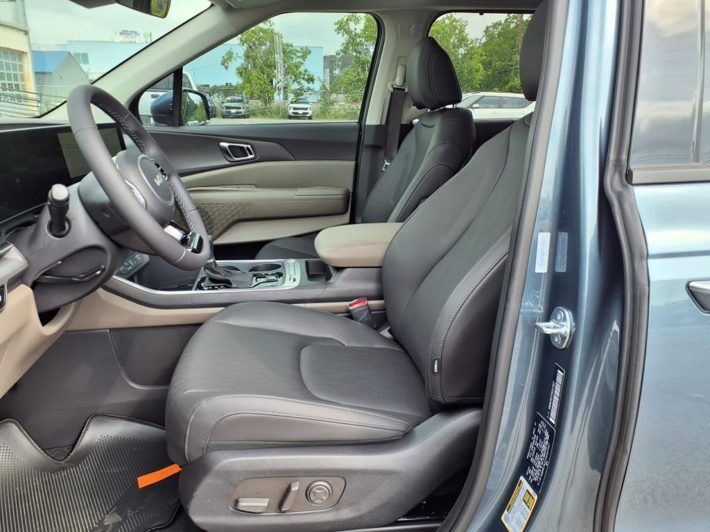 new 2025 Kia Carnival car, priced at $48,170