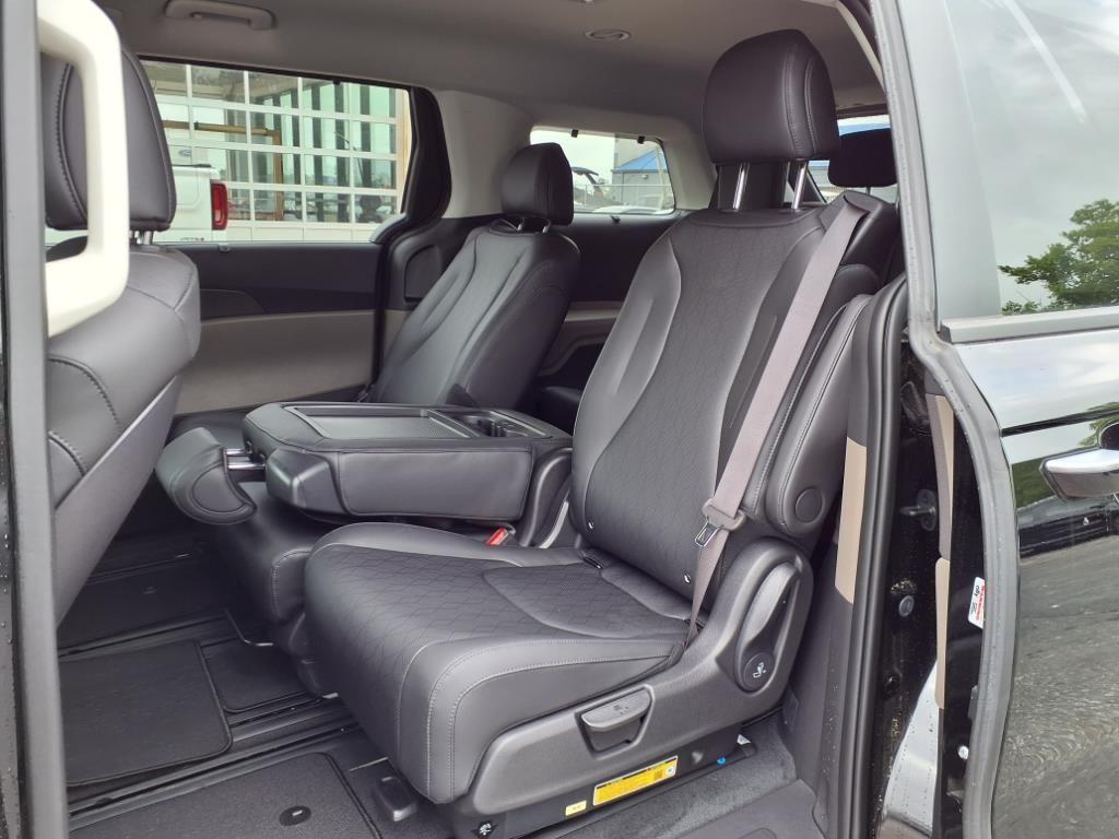 new 2025 Kia Carnival Hybrid car, priced at $45,470