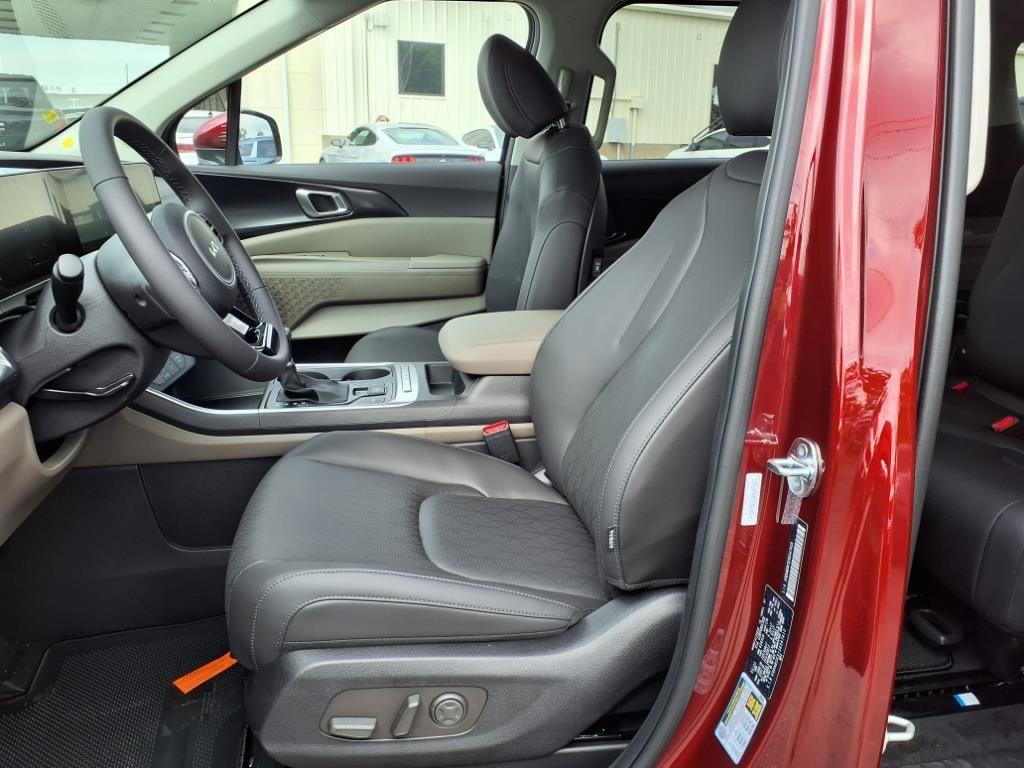 new 2025 Kia Carnival car, priced at $39,975