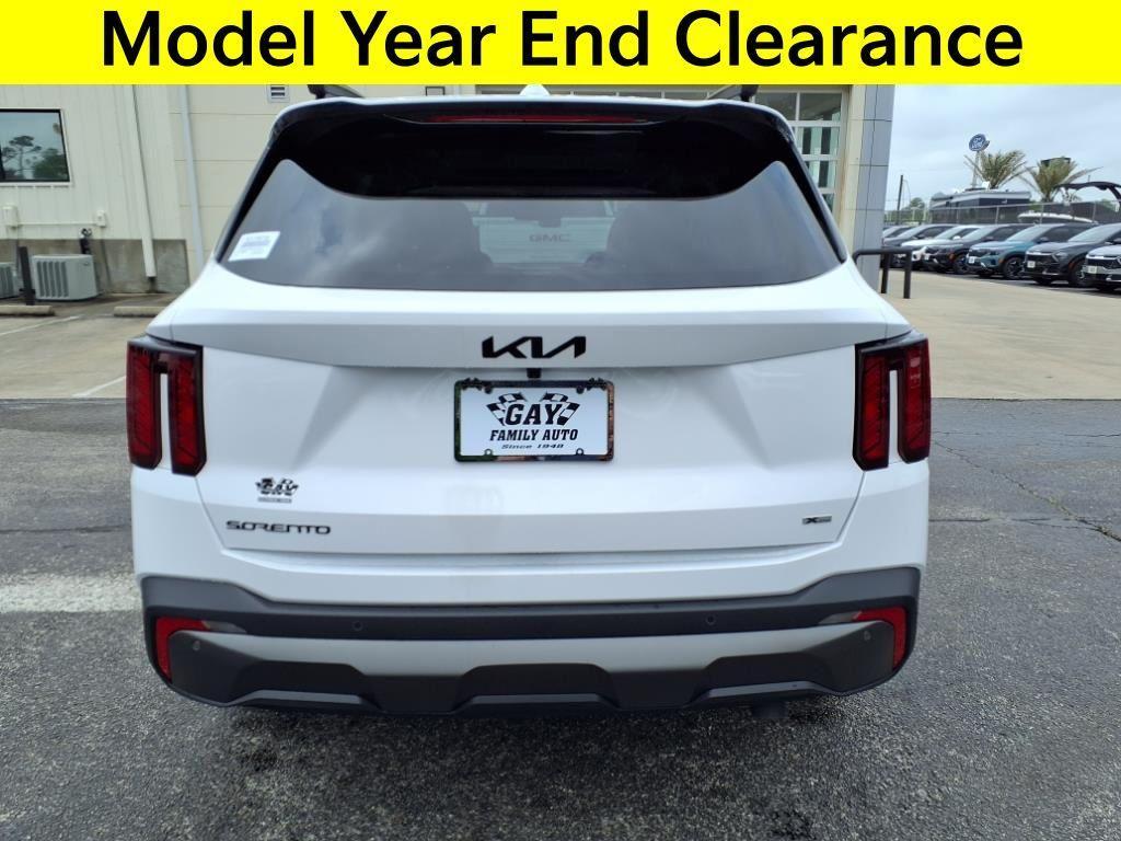 new 2025 Kia Sorento car, priced at $39,900