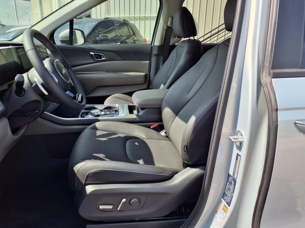 new 2025 Kia Carnival Hybrid car, priced at $43,700