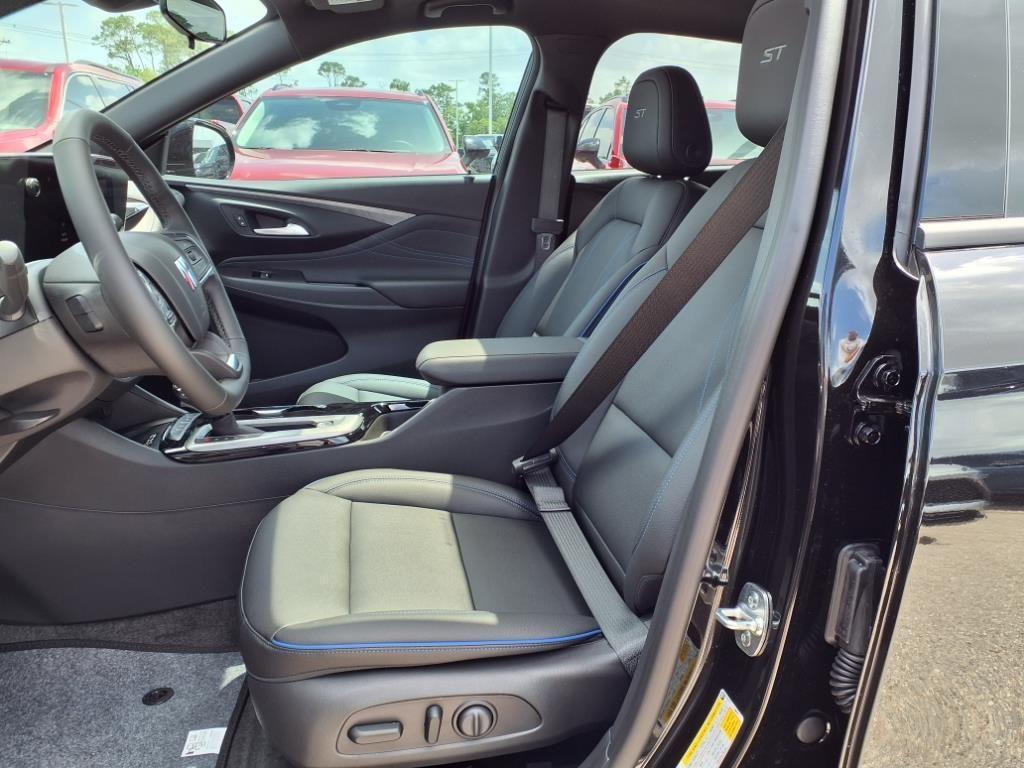 new 2025 Buick Envista car, priced at $29,970