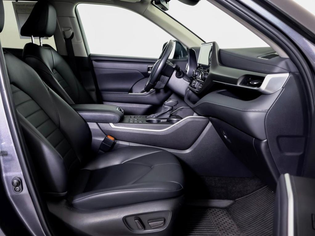 used 2024 Toyota Highlander car, priced at $38,900