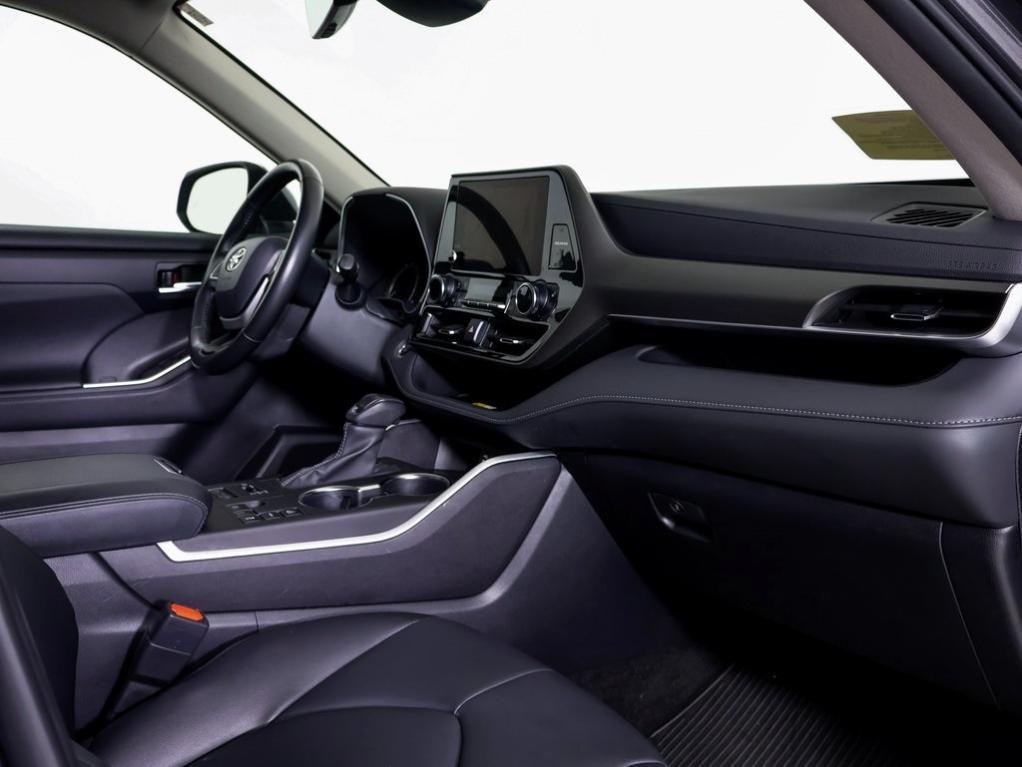 used 2024 Toyota Highlander car, priced at $38,900