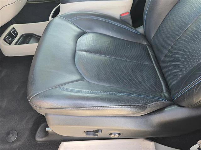 used 2021 Chrysler Pacifica Hybrid car, priced at $24,295