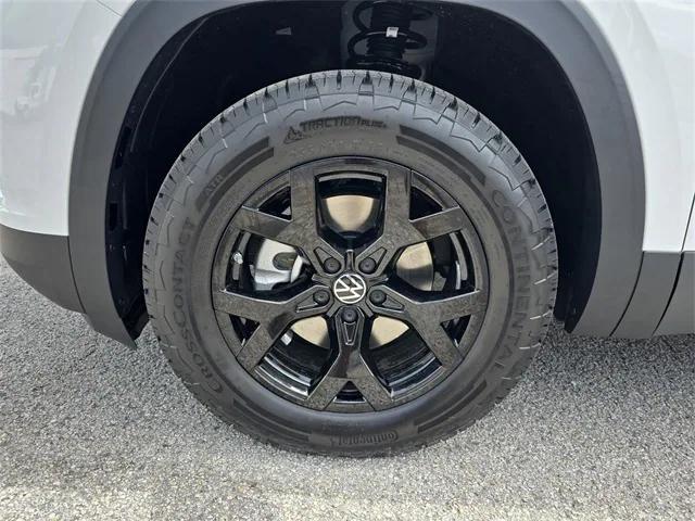 new 2025 Volkswagen Atlas car, priced at $44,638