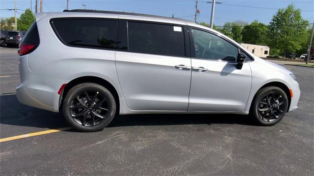 new 2023 Chrysler Pacifica car, priced at $53,344