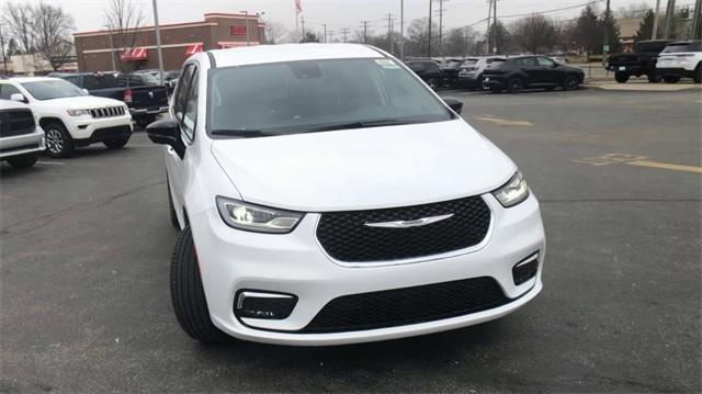 new 2024 Chrysler Pacifica car, priced at $44,554