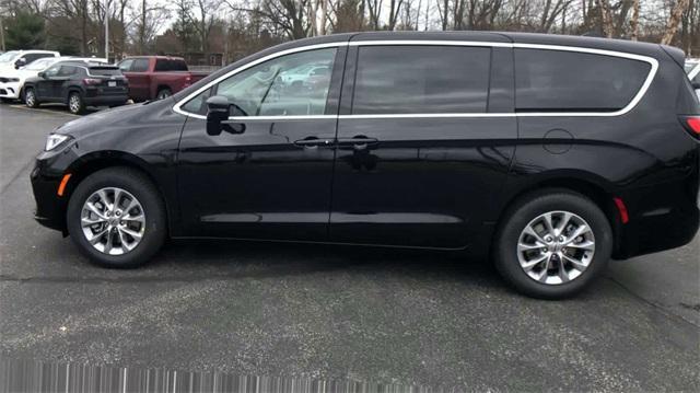 new 2024 Chrysler Pacifica car, priced at $46,017