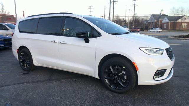 new 2024 Chrysler Pacifica car, priced at $54,121
