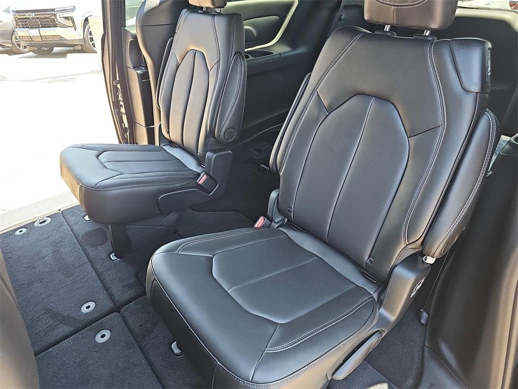 new 2025 Chrysler Pacifica car