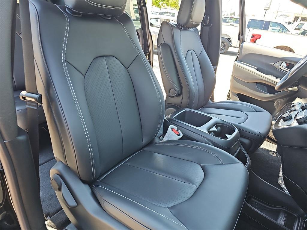 new 2025 Chrysler Pacifica car
