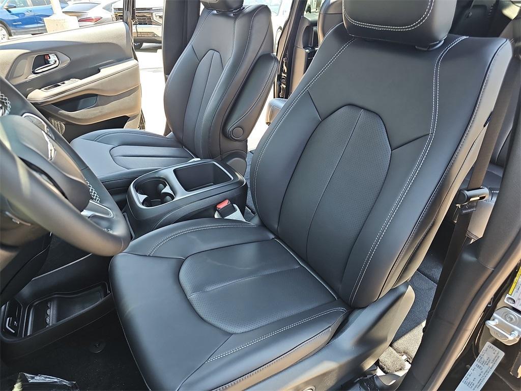 new 2025 Chrysler Pacifica car