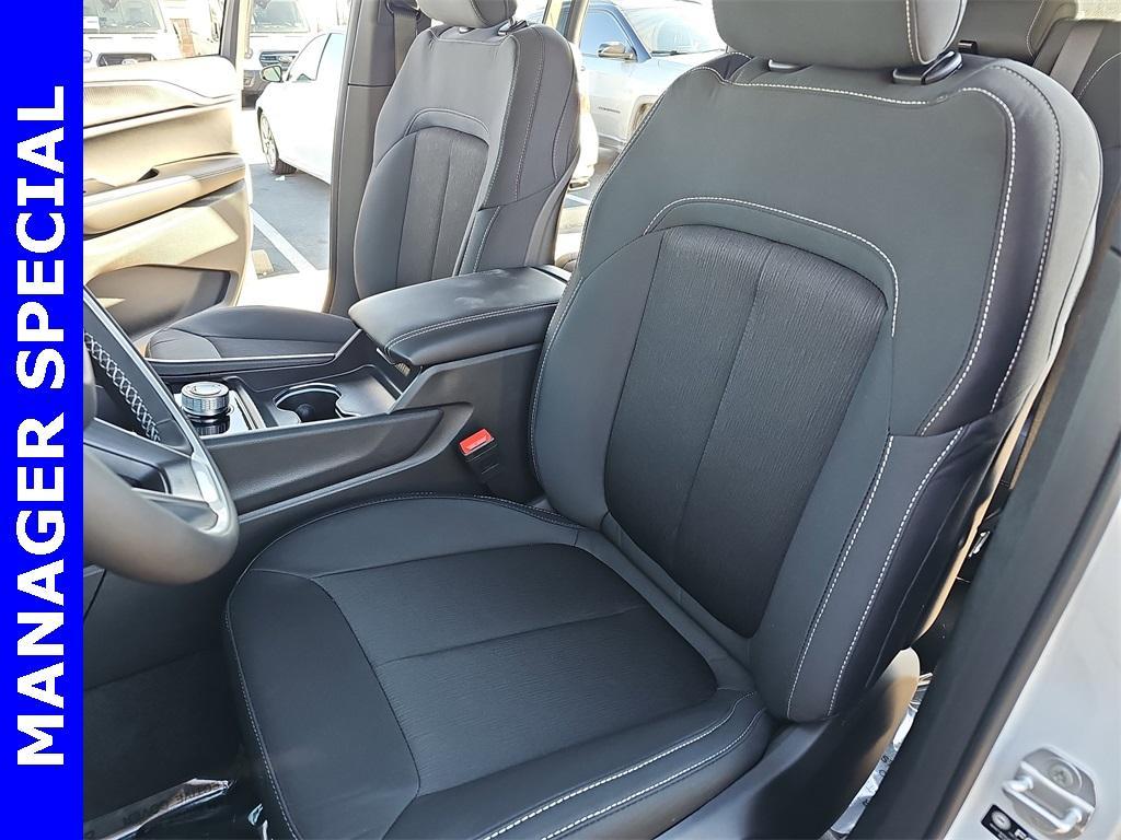 new 2025 Jeep Grand Cherokee L car, priced at $39,989