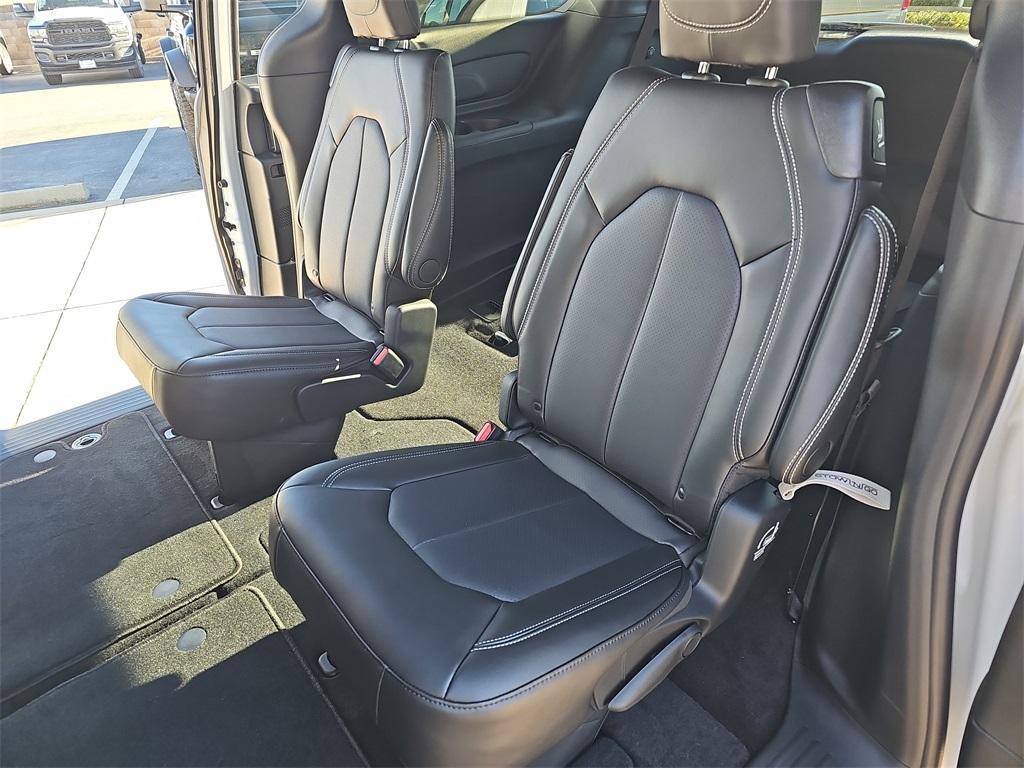 new 2025 Chrysler Pacifica car