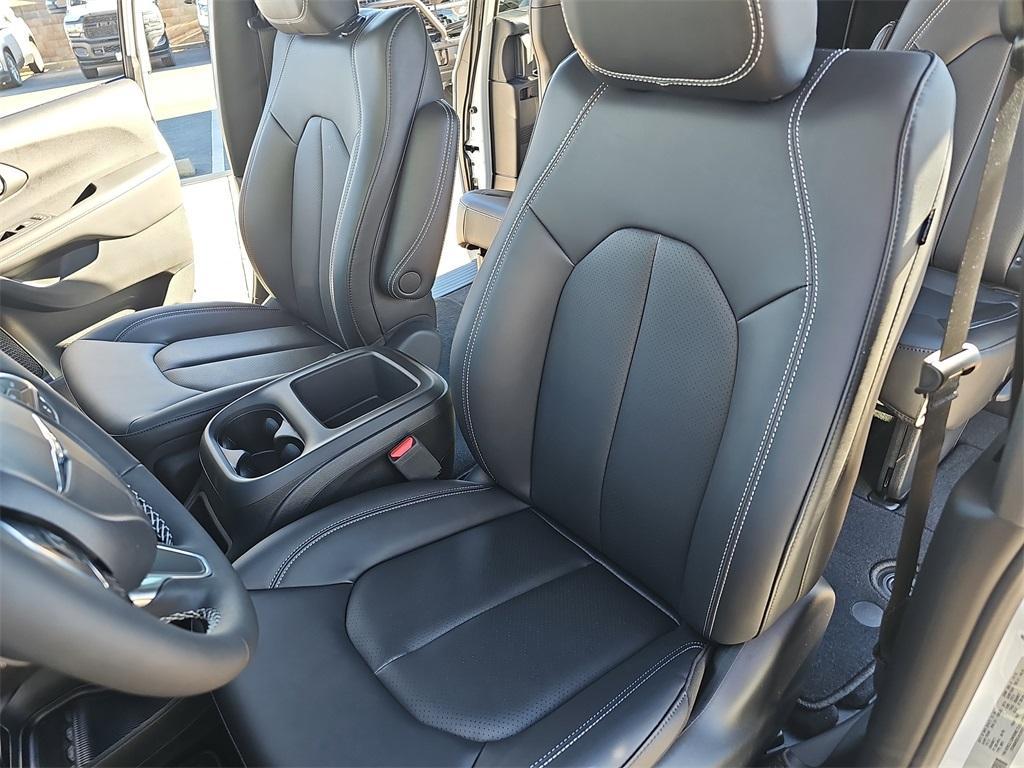 new 2025 Chrysler Pacifica car