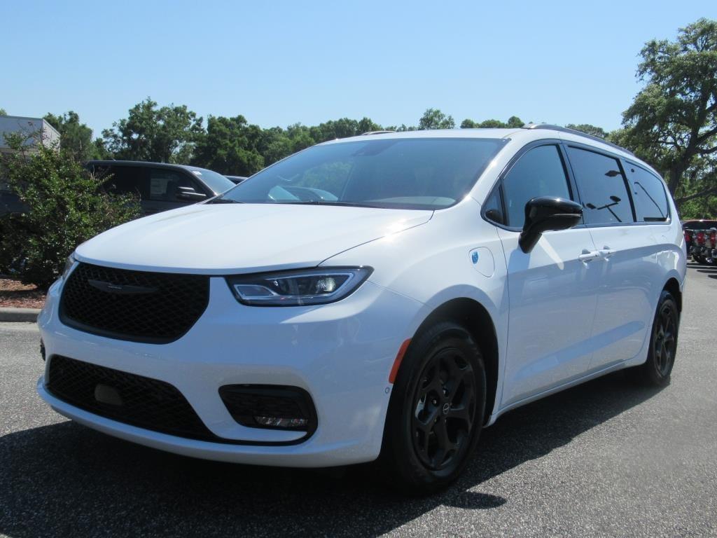 new 2025 Chrysler Pacifica Hybrid car, priced at $52,756