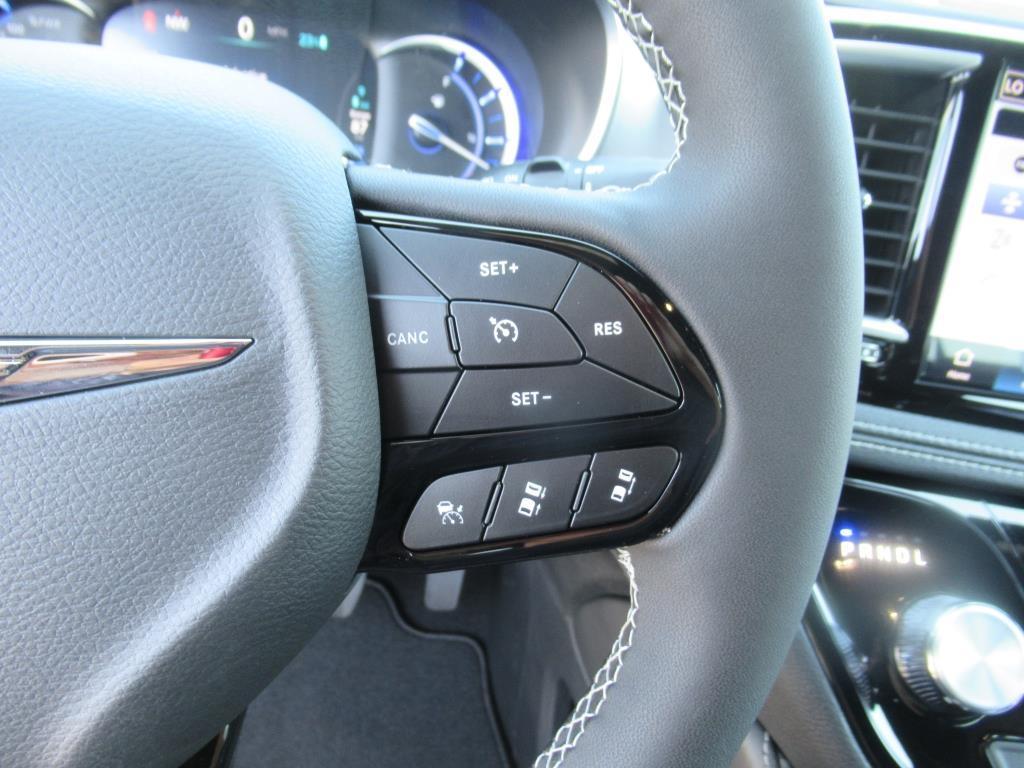 new 2025 Chrysler Pacifica Hybrid car, priced at $45,256