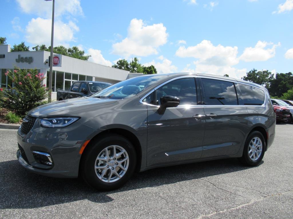 new 2025 Chrysler Pacifica car, priced at $41,871