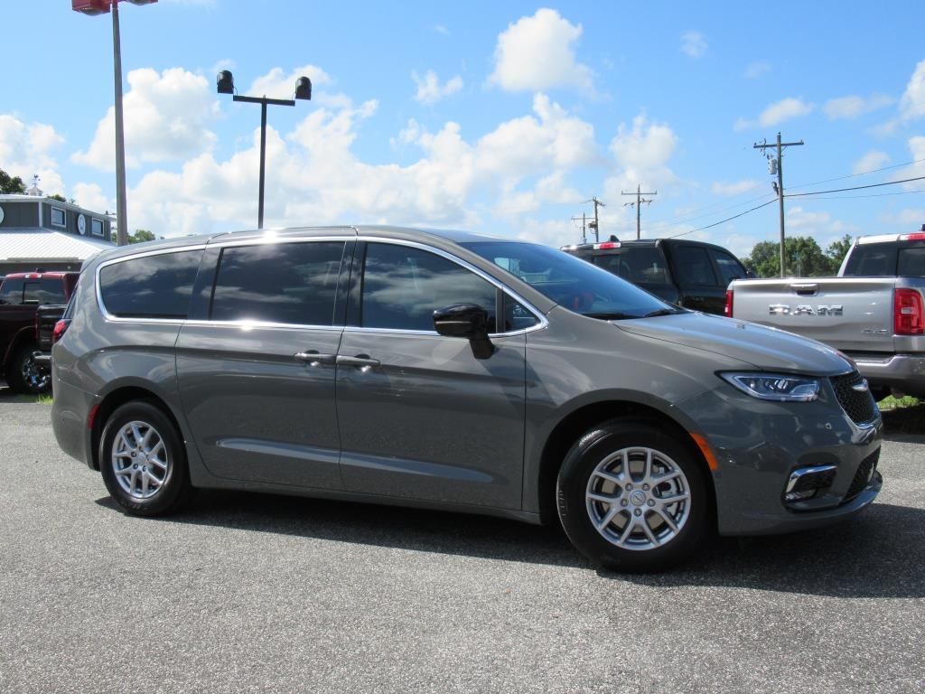 new 2025 Chrysler Pacifica car, priced at $41,871