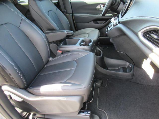 new 2025 Chrysler Pacifica car, priced at $42,527
