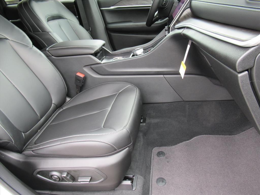 new 2025 Jeep Grand Cherokee car, priced at $35,949