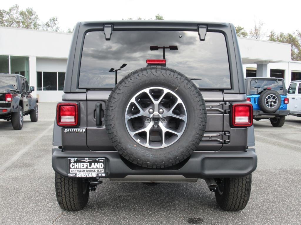 new 2025 Jeep Wrangler car, priced at $41,670