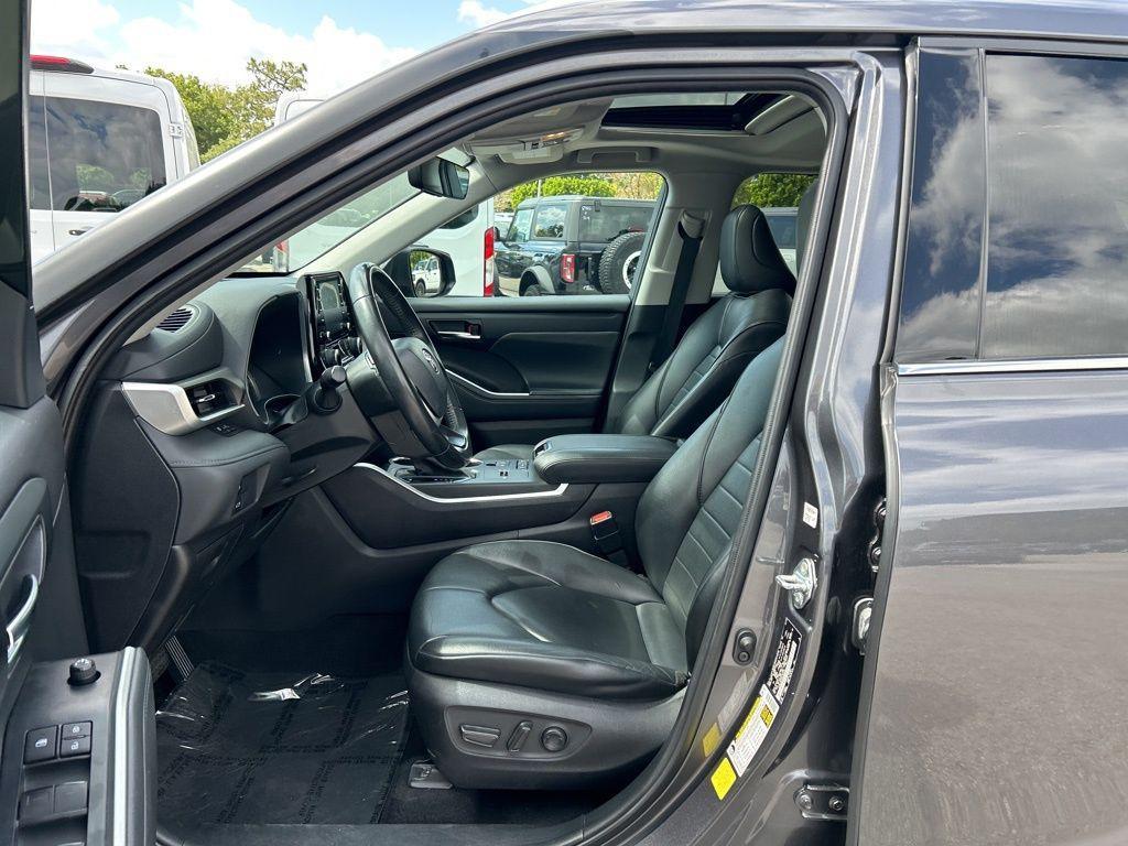 used 2022 Toyota Highlander car, priced at $29,689